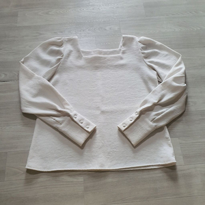 화이트 스퀘어넥 퍼프 블라우스 더블코코제이 콩단추 긴팔 아이보리 소매 셔츠