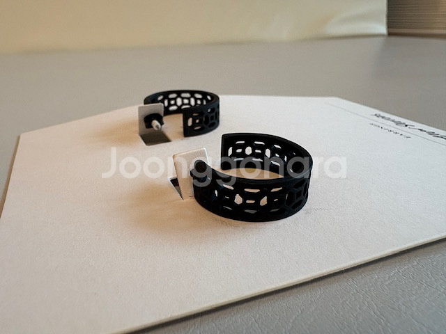 앤아더스토리즈 블랙 무광 링귀걸이 (새상품)--0