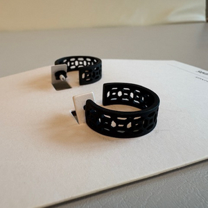 앤아더스토리즈 블랙 무광 링귀걸이 (새상품)