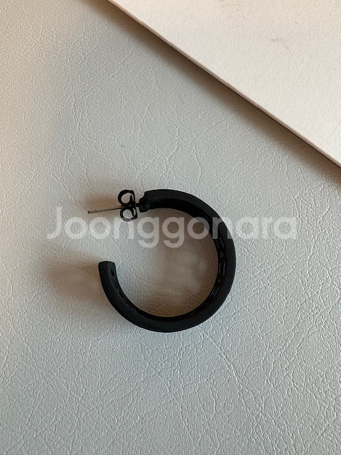 앤아더스토리즈 블랙 무광 링귀걸이 (새상품)--2