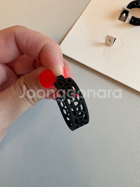 앤아더스토리즈 블랙 무광 링귀걸이 (새상품)--1