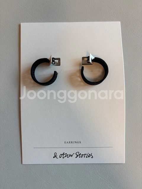 앤아더스토리즈 블랙 무광 링귀걸이 (새상품)--3