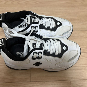 [데상트] 터보 운동화 화이트 230사이즈 이미지