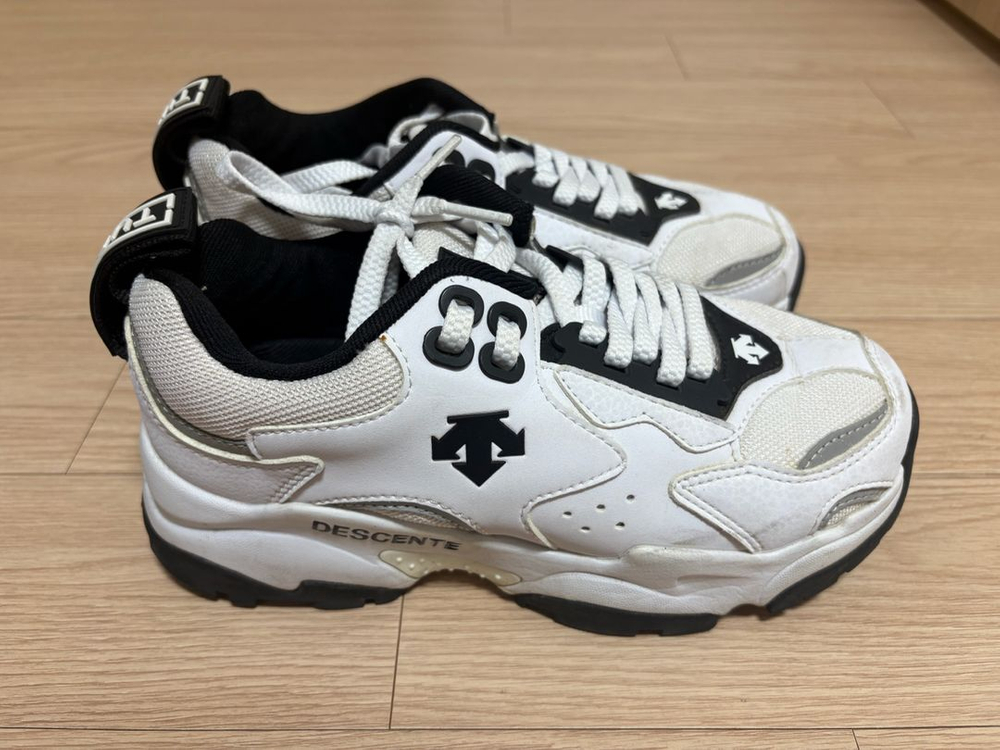 [데상트] 터보 운동화 화이트 230사이즈 이미지