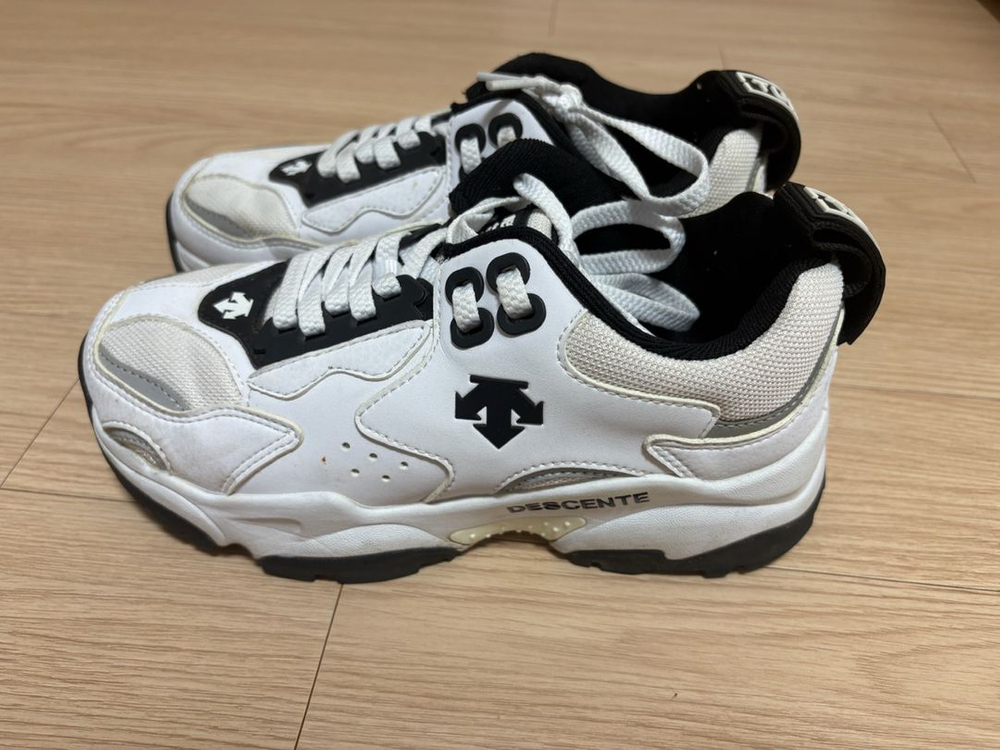 [데상트] 터보 운동화 화이트 230사이즈 이미지