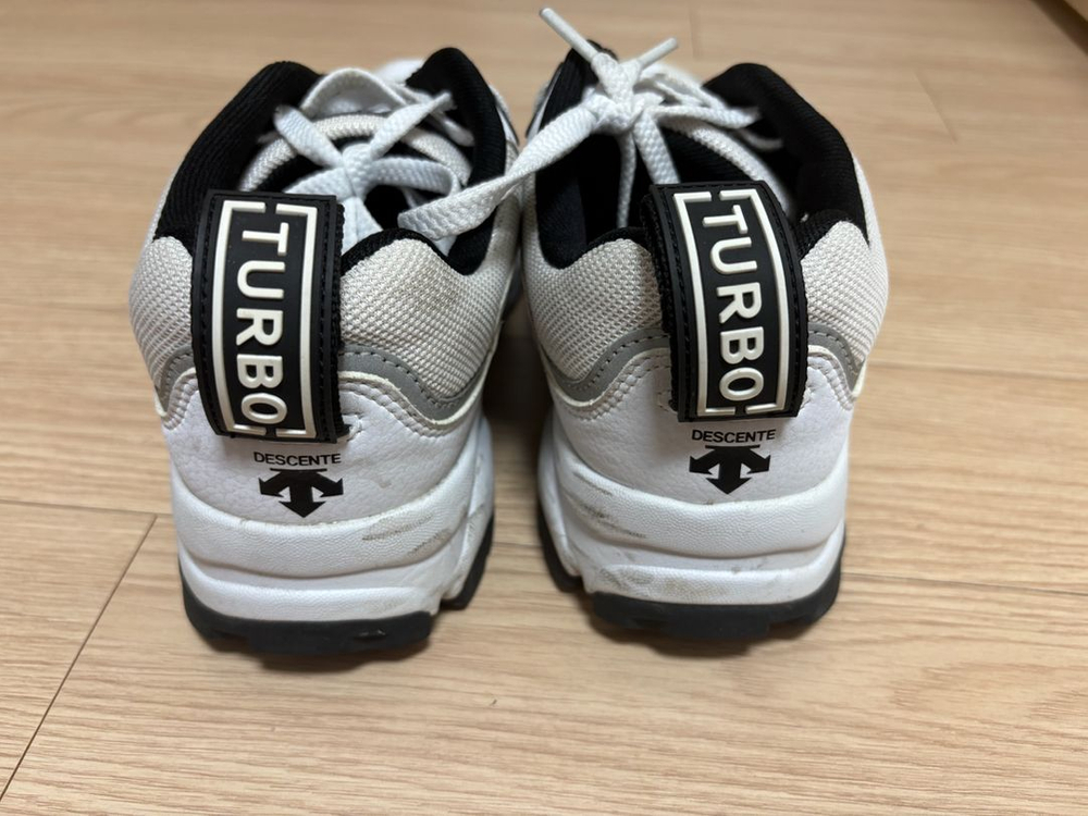 [데상트] 터보 운동화 화이트 230사이즈 이미지