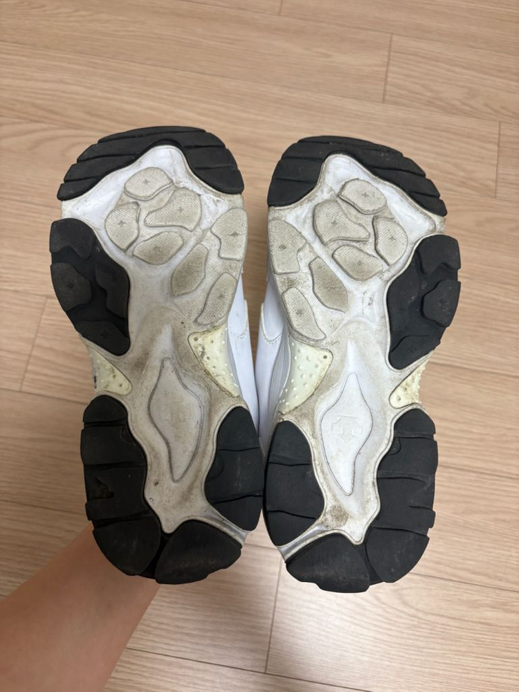 [데상트] 터보 운동화 화이트 230사이즈 이미지