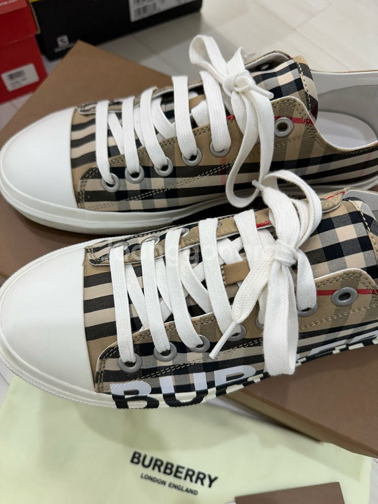 버버리 정품 라크홀 스니커즈 체크 베이지--1