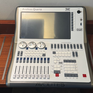 쿼츠 Quartz 무대조명 컨트롤러 이미지