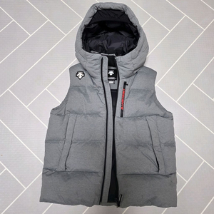 데상트 패딩조끼 초등학생용 140호 .거의새것 팝니다.
