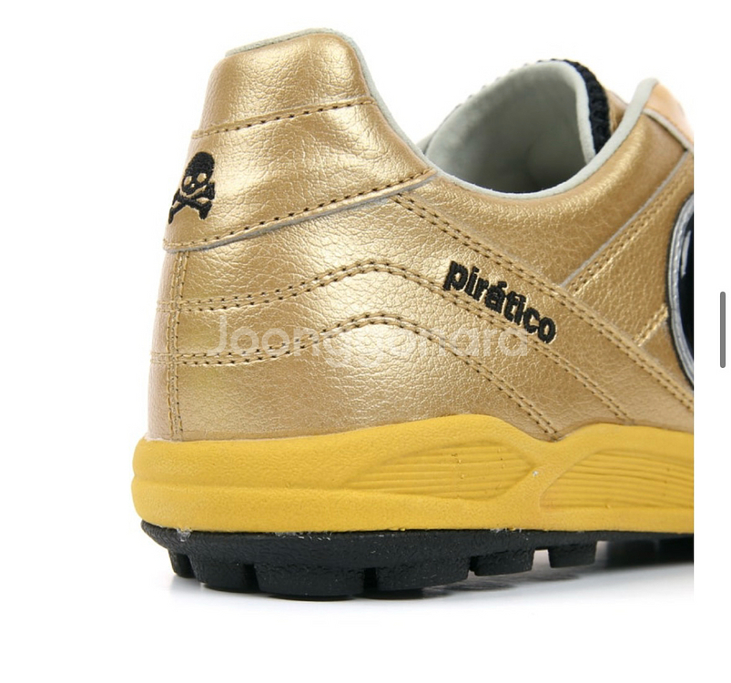 피라테코 골드 컬러 축구화--1