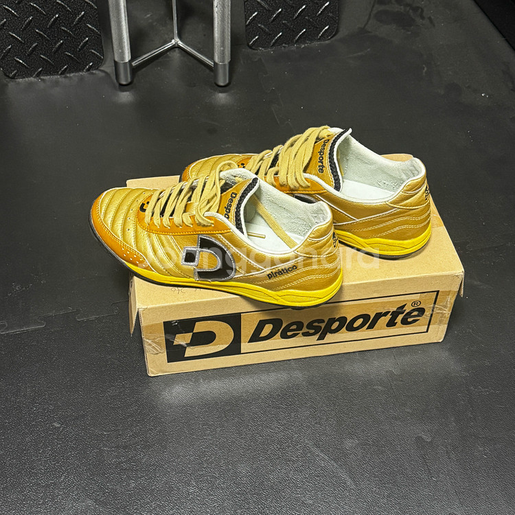 피라테코 골드 컬러 축구화--2