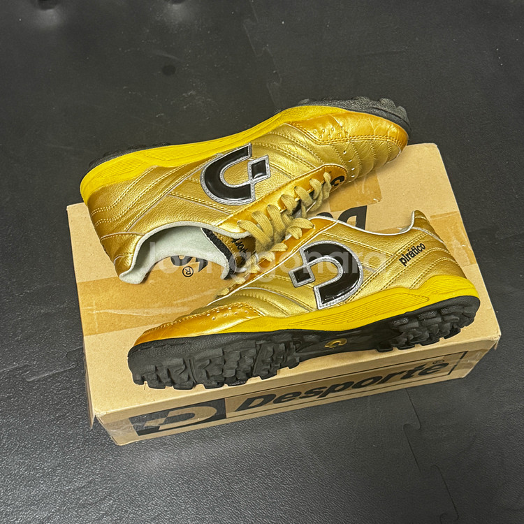 피라테코 골드 컬러 축구화--3