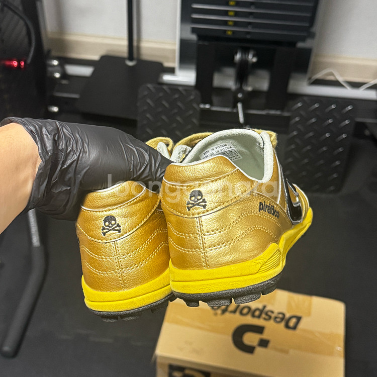 피라테코 골드 컬러 축구화--5