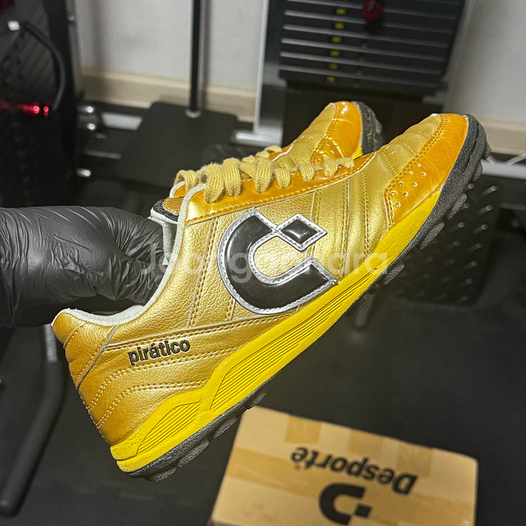 피라테코 골드 컬러 축구화--6