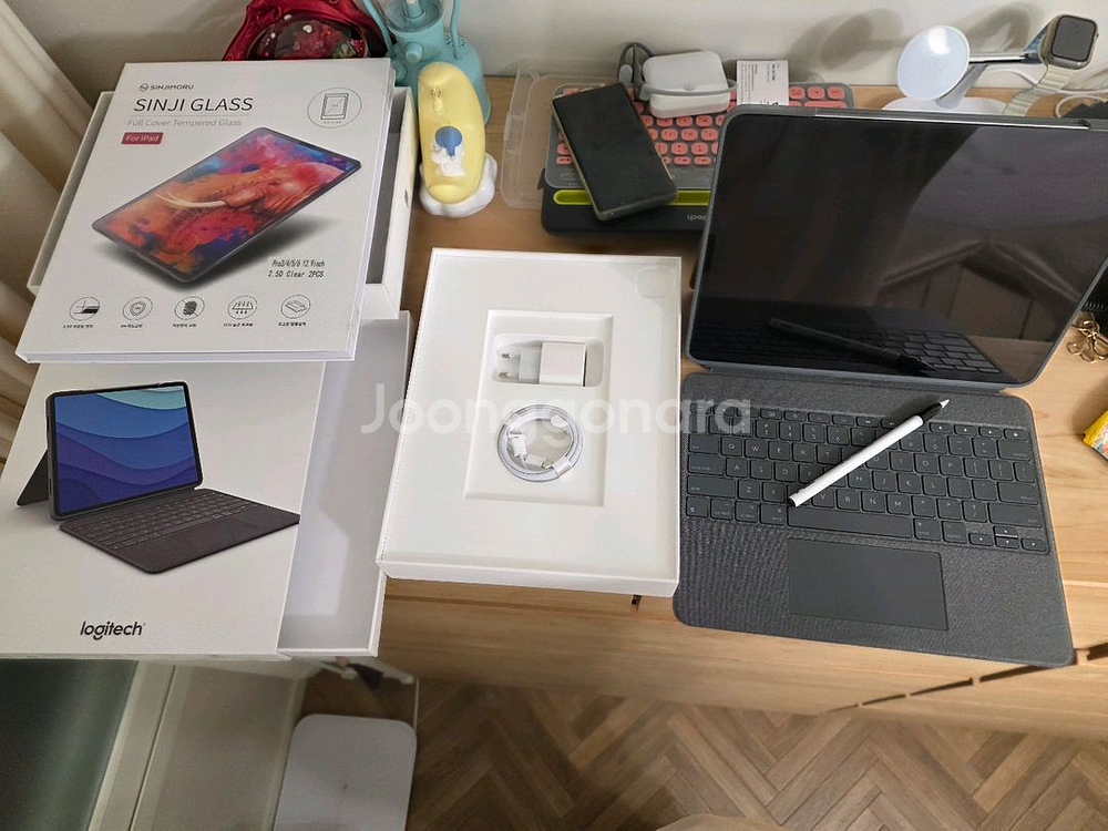 아이패드 프로12.9 256gb(6세대)셀룰러 + 로지텍 키보드 + 애플펜슬 140만 a급 팝니다--0