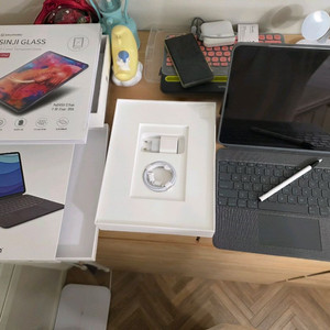 아이패드 프로12.9 256gb(6세대)셀룰러 + 로지텍 키보드 + 애플펜슬 140만 a급 팝니다