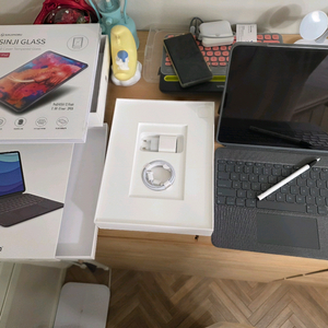 아이패드 프로12.9 256gb(6세대)셀룰러 + 로지텍 키보드 + 애플펜슬 140만 a급 팝니다