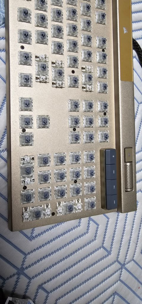 K100 RGB OPX 미드나잇 골드 키보드 이미지