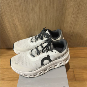 온러닝 클라우드몬스터 런닝화 흰색 운동화