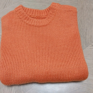 오렌지색 니트 스웨터