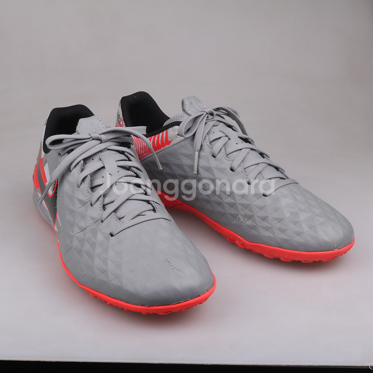 나이키 티엠포 레전드 풋살화 판매합니다.(265)51029--0