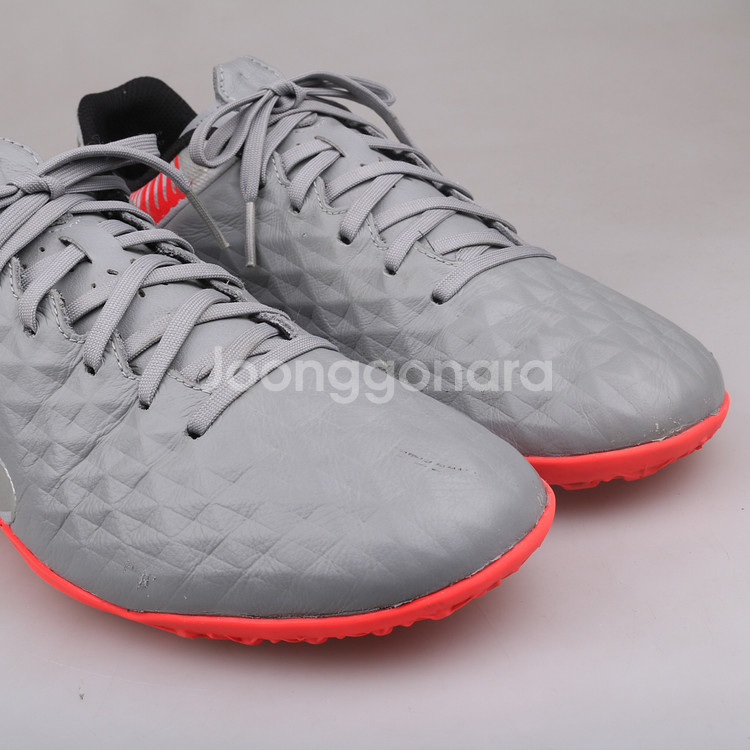 나이키 티엠포 레전드 풋살화 판매합니다.(265)51029--2