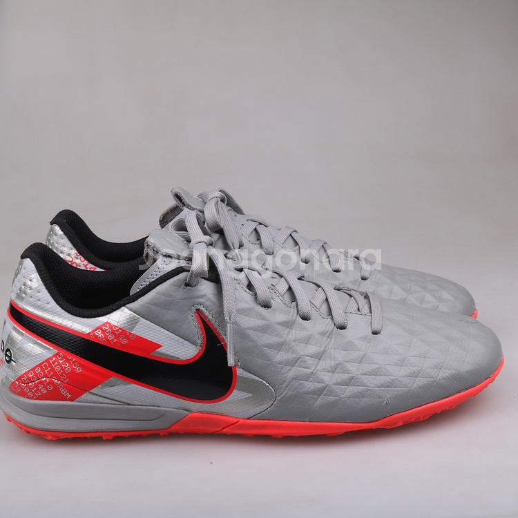 나이키 티엠포 레전드 풋살화 판매합니다.(265)51029--3