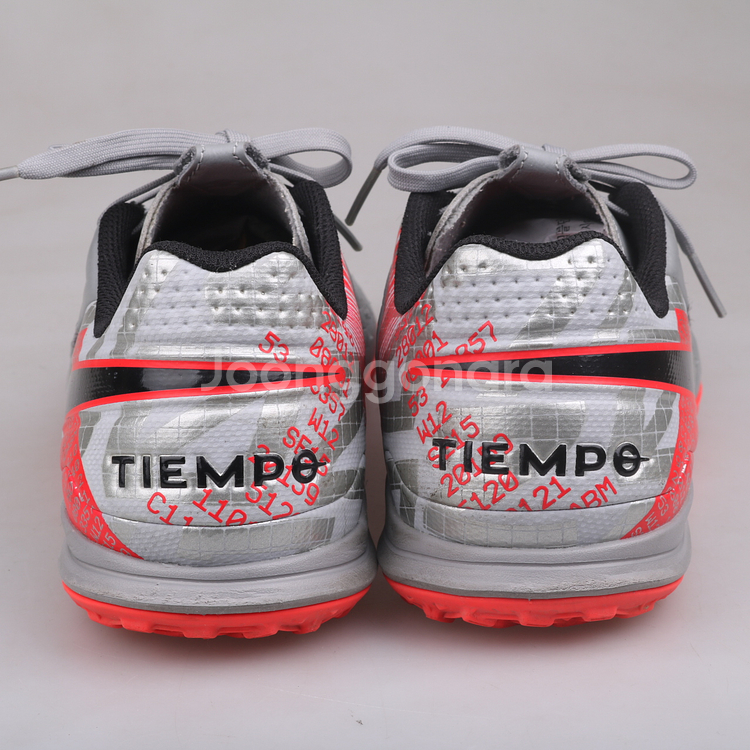 나이키 티엠포 레전드 풋살화 판매합니다.(265)51029--5