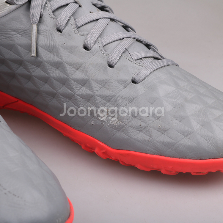 나이키 티엠포 레전드 풋살화 판매합니다.(265)51029--1