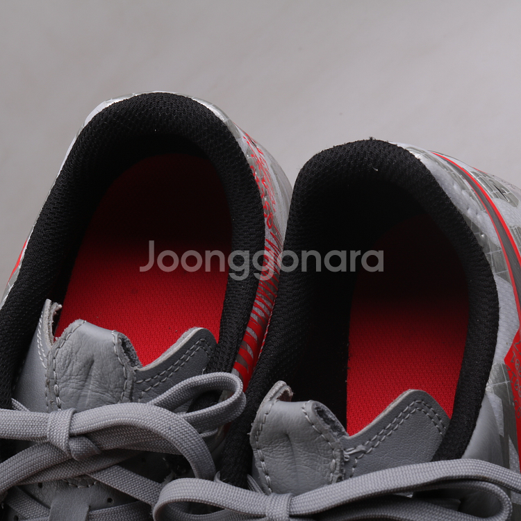 나이키 티엠포 레전드 풋살화 판매합니다.(265)51029--7