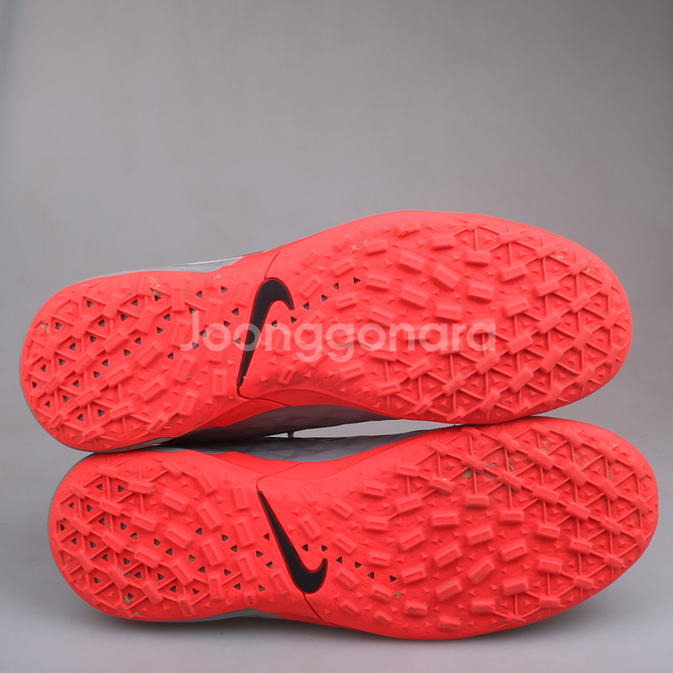 나이키 티엠포 레전드 풋살화 판매합니다.(265)51029--9