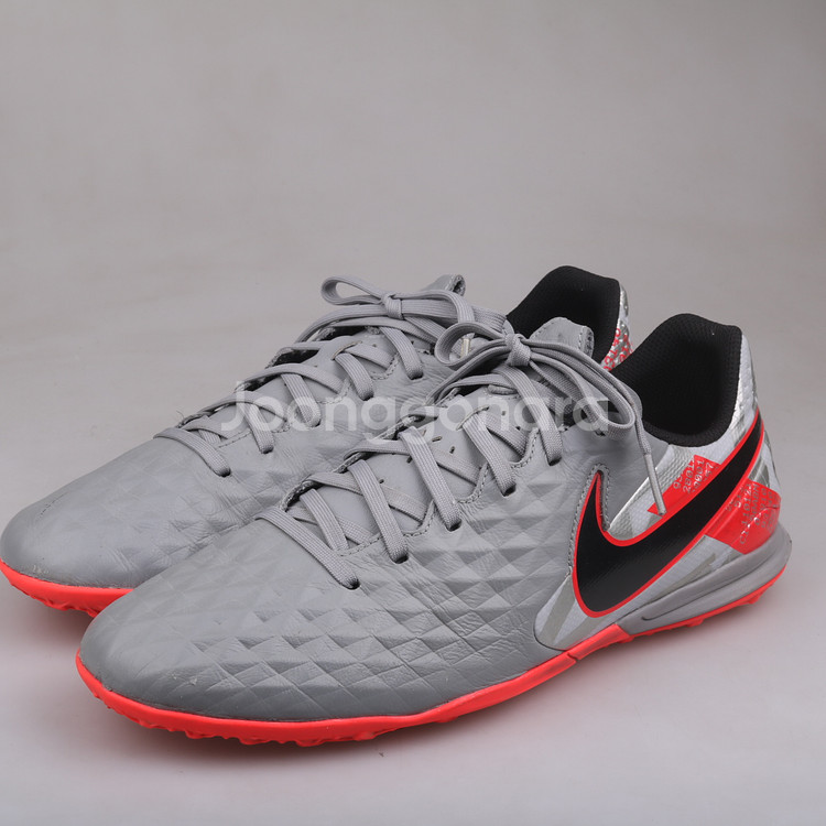 나이키 티엠포 레전드 풋살화 판매합니다.(265)51029--6