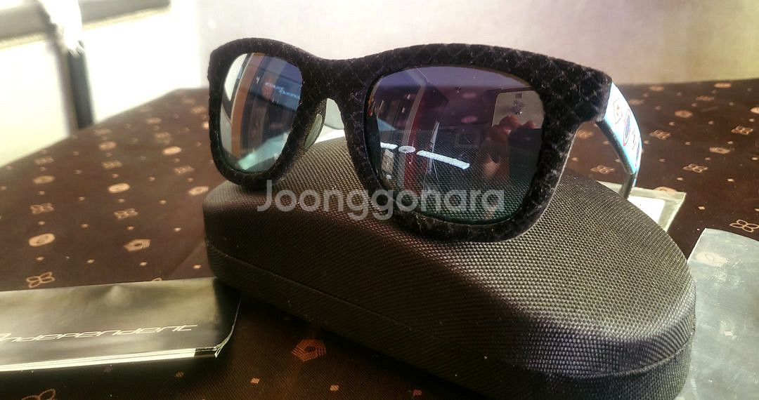 [미사용 새상품] INDEPENDENT 벨벳 선글라스--5