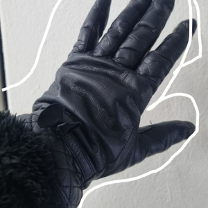 여성용 가죽 장갑 오른쪽을 찾아요