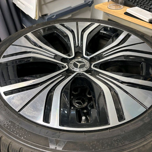 벤츠 순정휠 + 타이어는 금호 225-40-20 인치 윈터 타이어