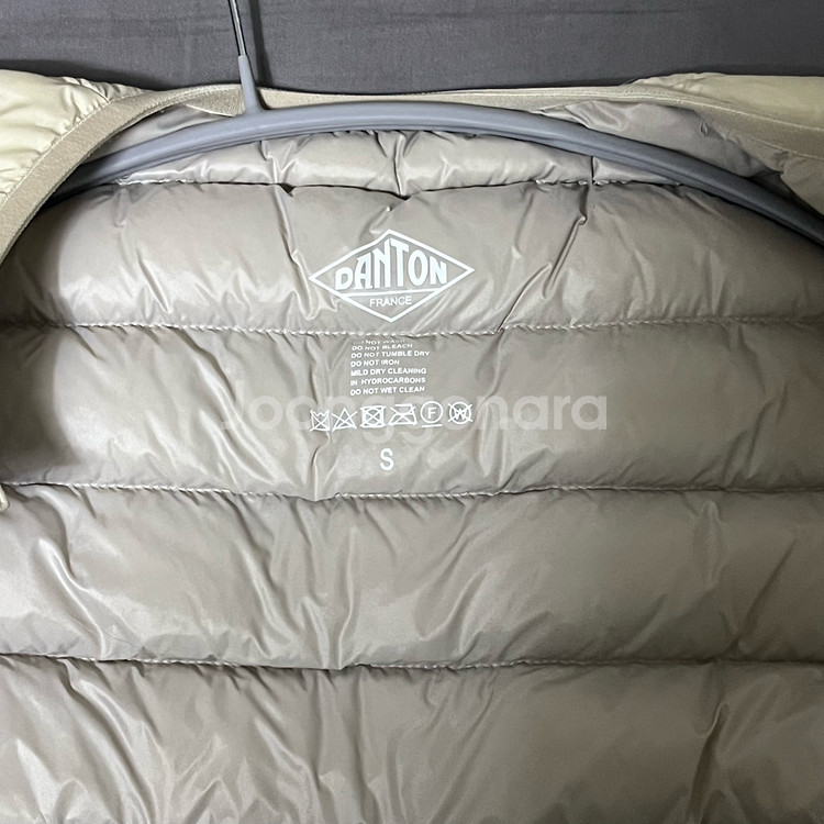 단톤 이너다운 크루넥 베스트 팔아요.--2