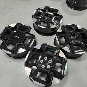 기아 신형 카니발 19인치 휠 새상품급 싸게 팝니다.