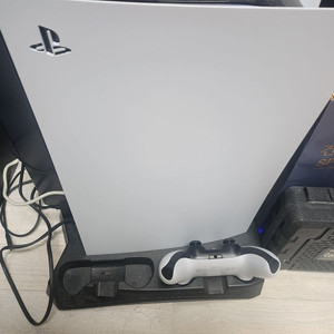 PS5 디스크버전(풀박스)+타이틀5개+쿨러 일괄판매합니다.