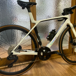 25년형 트렉 마돈 SL6 8세대 화이트 M사이즈