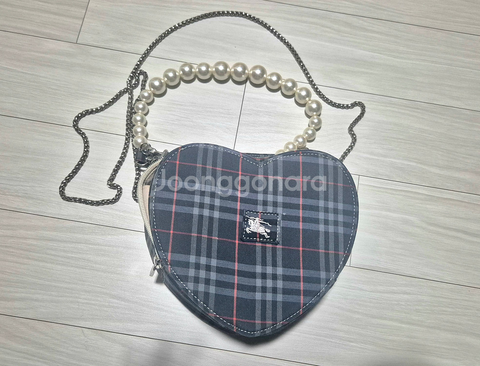 버버리 하트 체크 숄더백--0
