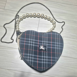 버버리 하트 체크 숄더백