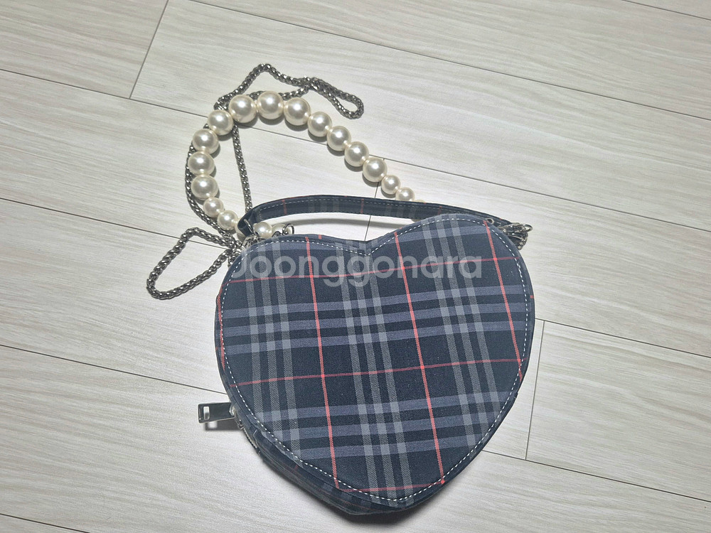 버버리 하트 체크 숄더백--1