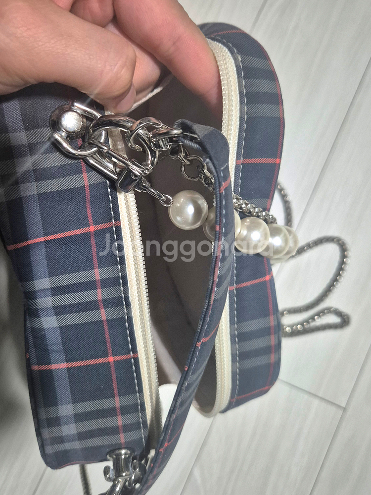 버버리 하트 체크 숄더백--3