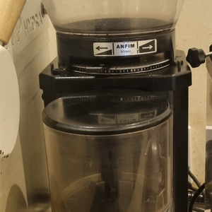 안핌 수동 커피 그라인더 이미지