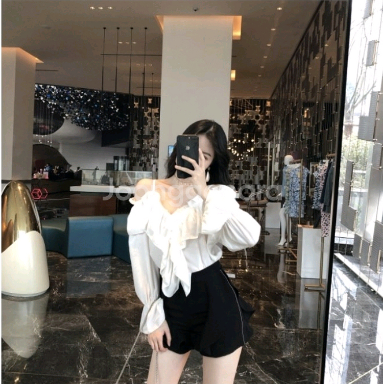 화이트 프릴 오프숄더 블라우스 린넨 레이스 아이보리 셔츠 하객룩 데이트룩 여성--1