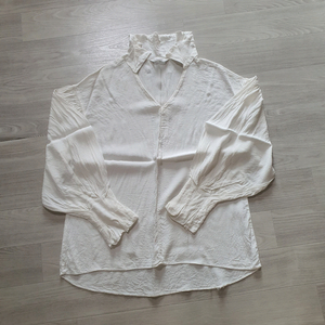 화이트 벌룬 퍼프 블라우스 소매 아이보리 셔츠 카라 오픈 프릴