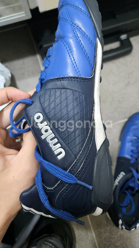 엄브로 축구화--0