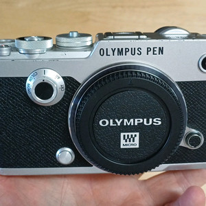 올림푸스 pen f 바디 실버색상 사용감 많음