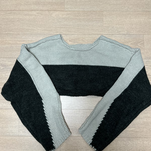 차콜 배색 크롭니트